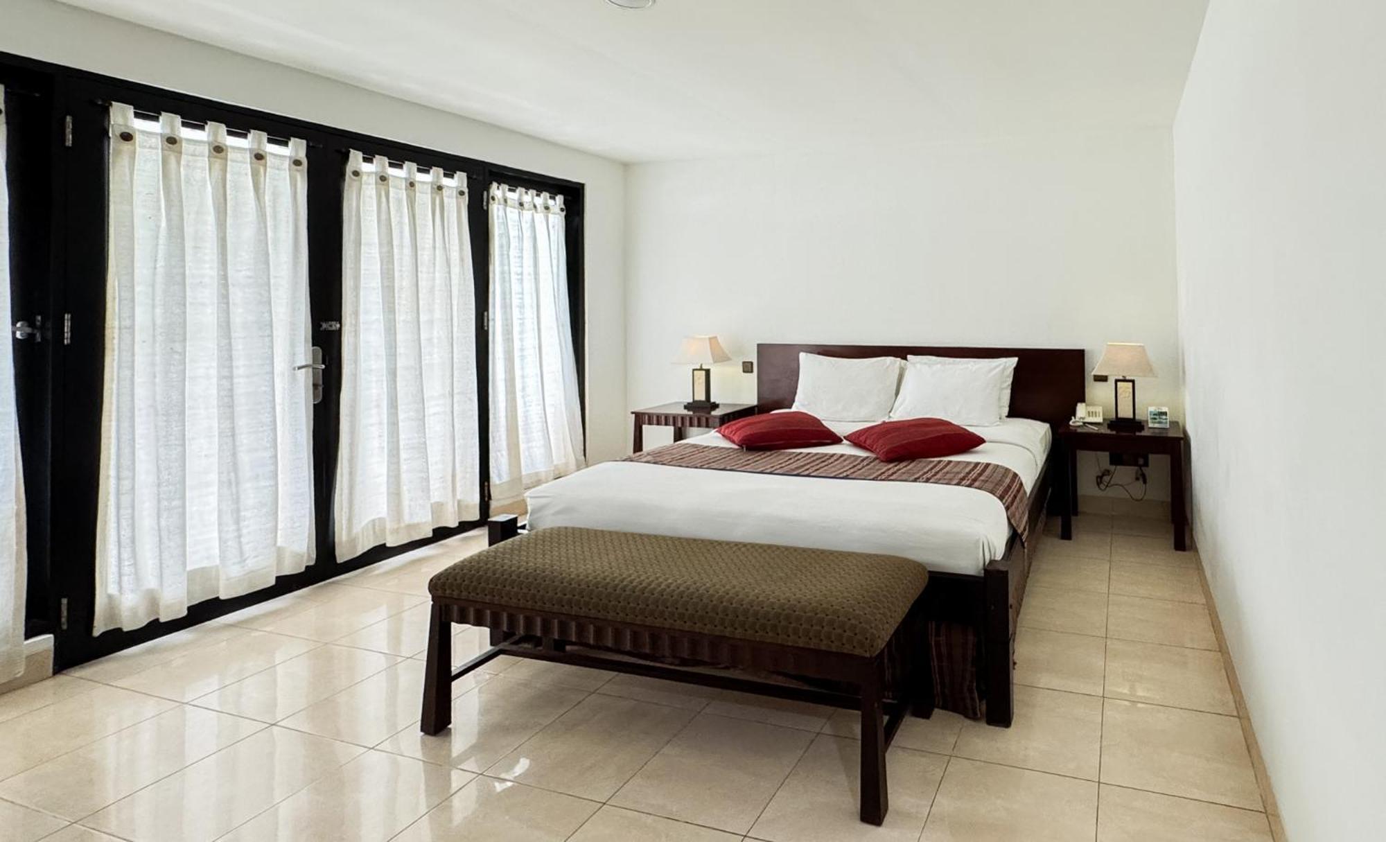 Legong Keraton Beach Hotel Canggu Esterno foto